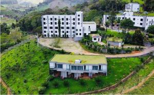 een luchtzicht op een groot huis op een heuvel bij Auberge Valaisanne in Santa Maria Madalena