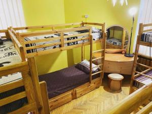 Palanda nebo palandy na pokoji v ubytování Хостел Центр