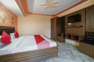 sypialnia z łóżkiem i telewizorem z płaskim ekranem w obiekcie Kailash View Inn w mieście Bhowāli