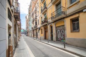 eine leere Straße in einer Stadt mit Gebäuden in der Unterkunft BBarcelona Sants Flat in Barcelona