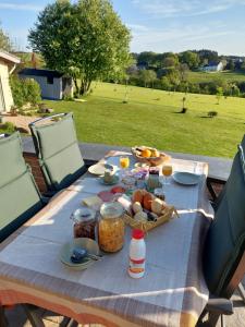 a picnic table with food and a basket of food at Baloe in Manderfeld
