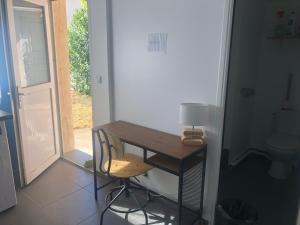 a room with a desk with a chair and a window at Logement près du parc des expositions de villepinte et de l’aéroport Charles de Gaulle in Villepinte