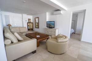 un soggiorno con un divano e un tavolo di Marbella Centre Beachfront & Pool a Marbella Altre 37 foto
