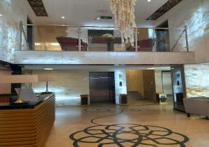 un grand hall avec un escalier dans un bâtiment dans l'établissement ارجان سويت 2, à Djeddah