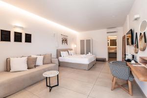 ein Wohnzimmer mit einem Sofa und einem Bett in der Unterkunft Super Paradise Hotel in Super Paradise Beach