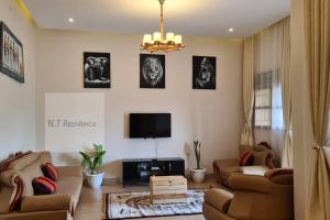 卡塞斯BLT Residence - Kasese A serene and tranquil home的配有沙发和平板电视的客厅