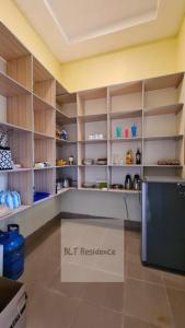 BLT Residence - Kasese A serene and tranquil home的厨房或小厨房