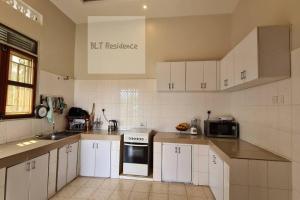 BLT Residence - Kasese A serene and tranquil home的厨房或小厨房