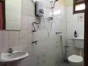 卡塞斯BLT Residence - Kasese A serene and tranquil home的带淋浴、马桶和水槽的浴室