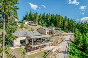 een luchtzicht op een huis in het bos bij Brandlalm Chalets in Gundisch