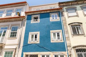 un bâtiment avec du carrelage bleu sur son côté dans l'établissement Sé Apartamentos - Dom Miguel Apartment, à Braga