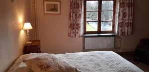 Postel nebo postele na pokoji v ubytování B&B Le Moulin de Resteigne