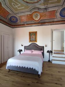 1 dormitorio con 1 cama con techo artesonado en Palazzo Finzi Carriero en Campomarino