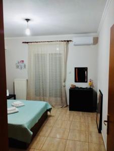 A bed or beds in a room at Ρετιρέ με θέα