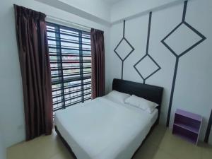een slaapkamer met een wit bed en een groot raam bij Golden Hills Pasar Malam 3 Bedroom Apartment J LouvRe in Tanah Rata