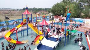 un gruppo di persone in un parco acquatico di The River Park Resort a Jagdalpur