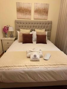 a bedroom with a bed with towels on it at Mar de Fulles in Buarcos