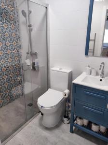 內爾哈的住宿－HACIENDA 12A MENYBER，浴室配有卫生间、淋浴和盥洗盆。