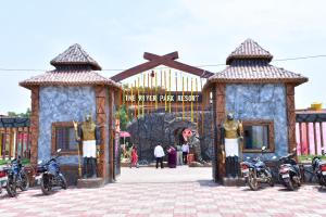 eine Gruppe von Motorrädern, die vor einem Gebäude geparkt sind in der Unterkunft The River Park Resort in Jagdalpur