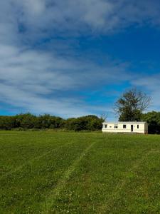 um edifício branco no meio de um campo em Y Golygfa em Sarnau