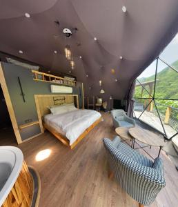 Kaledome Orman evleri في جامليهمشين: غرفة نوم كبيرة بها سرير ونافذة كبيرة
