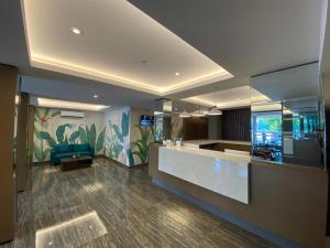 美娜多的住宿－Lun Hotel Manado，酒店大堂设有酒吧和电视