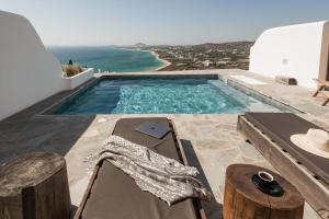 einen Pool auf einer Terrasse mit Meerblick in der Unterkunft Villa Mousa in Mikri Vigla