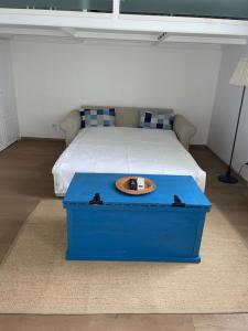 別列戈沃的住宿－Lux Apartment Studio，睡床前的蓝色胸 ⁇ 