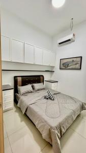 Schlafzimmer mit einem großen Bett und weißen Schränken in der Unterkunft Morib Homestay Near Gold Coast for Big Family and Golfer in Banting