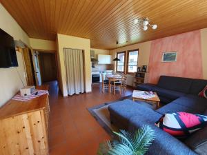 a living room with a couch and a table at Feriendorf Fuchsberg in Schirgiswalde