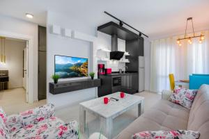 a living room with a couch and a table at Bayram Apart Hotel in Alanya
