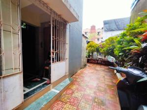 un scooter garé devant un bâtiment dans une rue dans l'établissement 7 - Studio Velankanni Heights, Behaind Nanavati Hospital, Vile Parle by Connekt Homes, à Mumbai