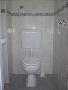 A bathroom at Abádi Karmazsin ház