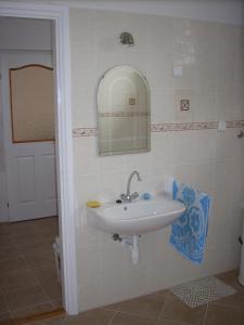 Abádi Karmazsin ház في أبادزالوك: حمام مع حوض ومرآة
