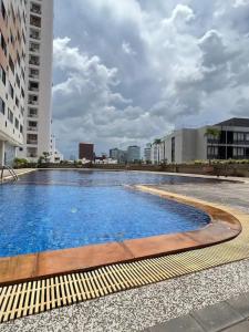 una gran piscina de agua azul en una ciudad en 3 Bedroom panoramic penthouse with kitchen, en Bangkok