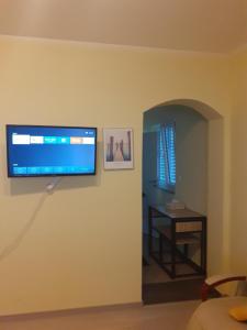 een woonkamer met een flatscreen-tv aan de muur bij Casa Mia Russotto Zimmervermietung in Bruchköbel