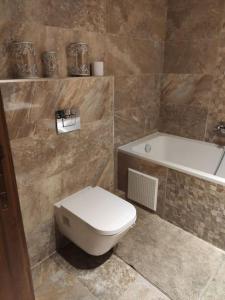 een badkamer met een wit toilet en een bad bij Kantaoui appartement haut de gamme in Hammam Sousse