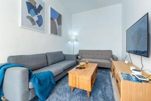 Telewizja i/lub zestaw kina domowego w obiekcie Casa en el Centro de Sevilla