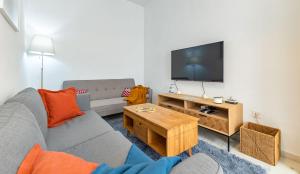 Telewizja i/lub zestaw kina domowego w obiekcie Casa en el Centro de Sevilla