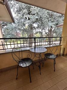 un tavolo e due sedie davanti a una finestra di Casa di Lillo a Merate