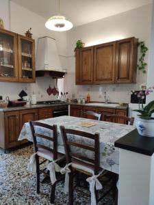 Η κουζίνα ή μικρή κουζίνα στο La casa tra verde e mare