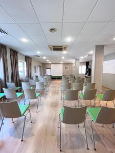 ein leeres Zimmer mit Stühlen und einem Klassenzimmer in der Unterkunft Hôtel Golf Fontcaude in Montpellier