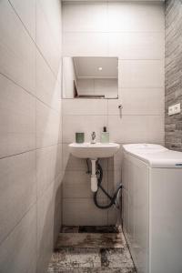 y baño con lavabo y aseo. en Apartments By Pyramid - Michal en Bratislava