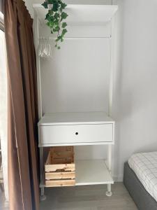 Haneemanim Apartments في حيفا: خزانة بيضاء في غرفة نوم بجوار سرير