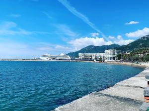 - une vue sur la plage, les bâtiments et l'océan dans l'établissement ViVa House Salerno, à Salerne