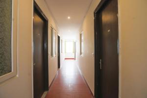 un couloir avec des portes et un long couloir dans l'établissement Jsb Hotel, à Faridabad