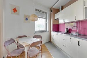 A kitchen or kitchenette at Grand Apartments - Apartament Aqua 3 - Rezydencja Marina Gdańsk