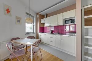 A kitchen or kitchenette at Grand Apartments - Apartament Aqua 3 - Rezydencja Marina Gdańsk
