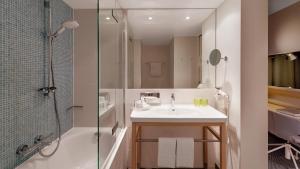 Um banheiro em Holiday Inn Frankfurt - Alte Oper by IHG
