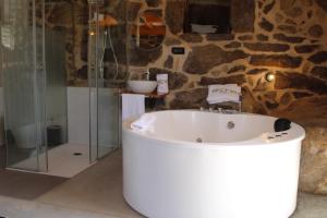 Ένα μπάνιο στο Apartamentos Villa Maceira +25 φωτογραφίες